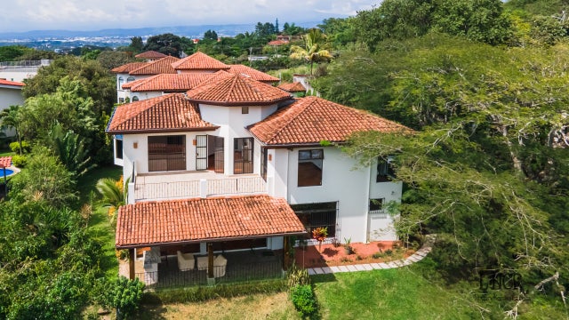 Beautiful House In Condominium With Large Garden, Escazu