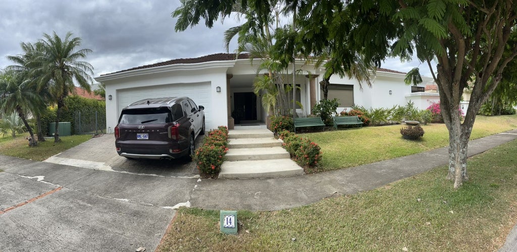 Beautiful One Level House With Large Gardens In Lindora For Rent, Santa