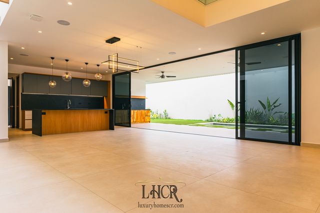 New Contemporary House In Laureles, Escazu