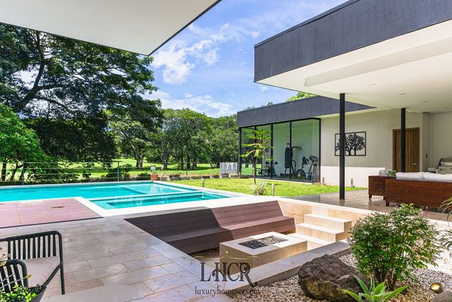 Contemporary One Level House With Private Pool And Golf Course View, Santa Ana