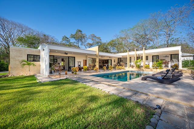 Luxurious Residence With Modern Finishes, Flamingo