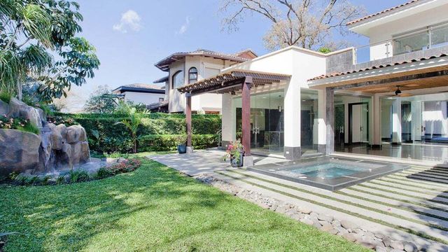 Beautiful House With Unique & Luxury Finishes, Santa Ana