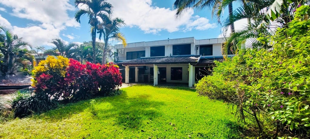 House To Remodel With Private Pool And Spacious Gardens In Los Laureles, Escazu