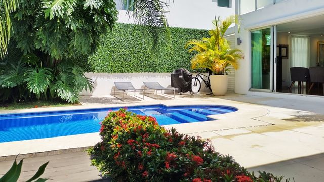 Exquisite 3-level Home With Saltwater Pool In Prime Santa Ana Location, Santa Ana