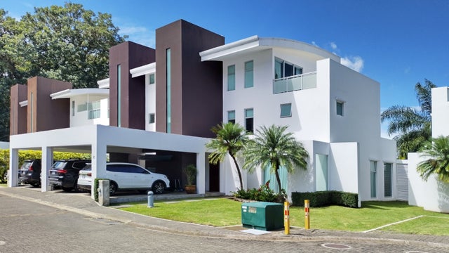 Luxurious 3-level Home In Gated Nuvo Community With 4 Bedrooms, Santa Ana