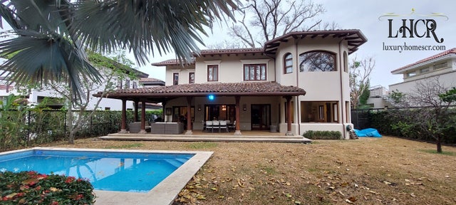 Elegant House With Pool In Condominium, Santa Ana