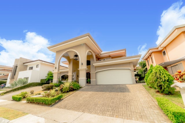 Elegant Dream Home In Hacienda Del Sol, Santa Ana