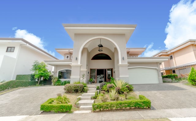 Elegant Dream Home In Hacienda Del Sol - For Rent, Santa Ana