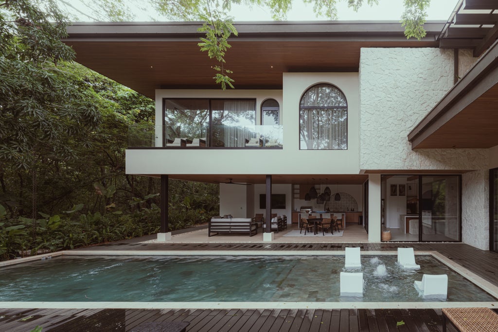 Spacious Modern Estate With Pool, 5 Beds & 4-car Garage, Hacienda Pinilla