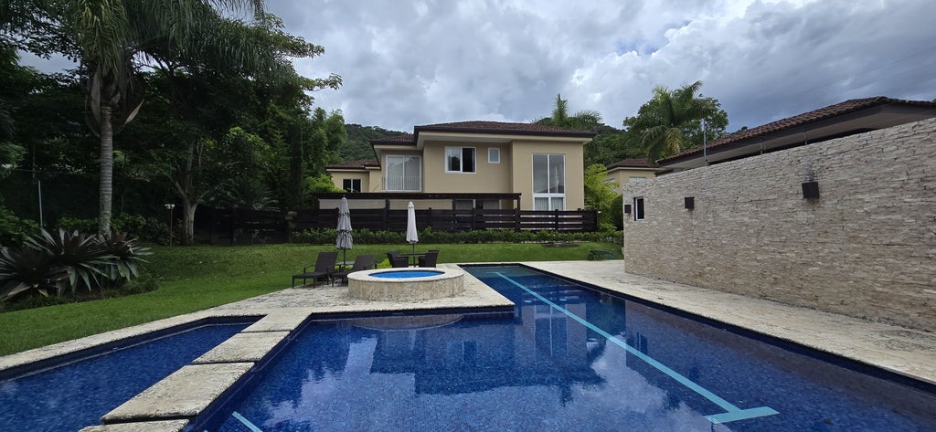 Beautiful Two-story Home In An Exclusive Gated Community In Jaboncillos, Escazu