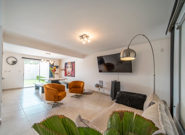 Live Spaciously: 2-floors Of Full Comfort, Ciudad Colon