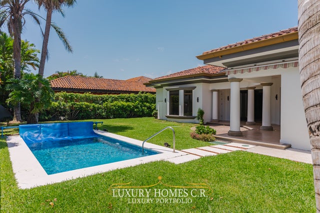 Luxurious 3-bed Home With Private Infinity Pool, Santa Ana