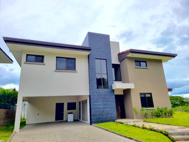 Modern 4-bedroom Home With Terrace, Santa Ana