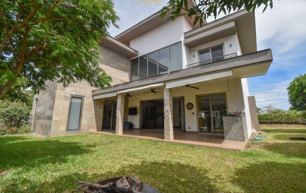 Beautiful 3-level Contemporary Home For Rent, Alajuela