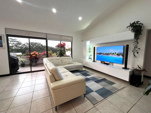 Sophisticated Apartment With Balcony & Exceptional Amenities, Santa Ana