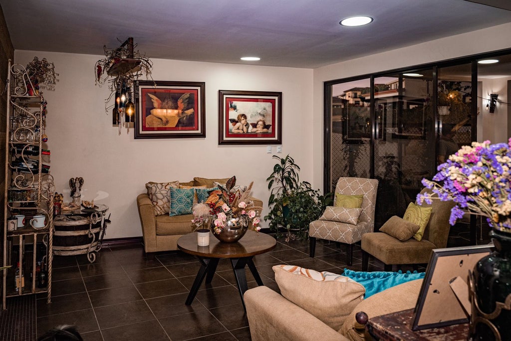 Family Residence With Elegant Finishes And Spacious Design, Heredia