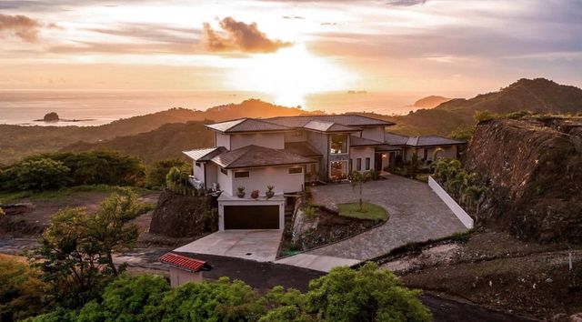 Casa Pacifica, Flamingo