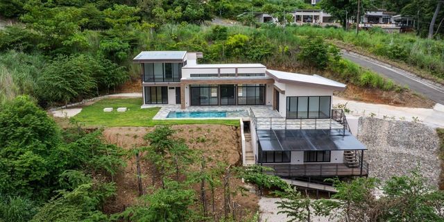 New Private Jungle Retreat, Flamingo