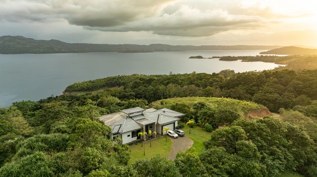 Modern Luxury Home With Lake View, Lake Arenal