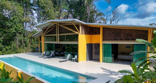 Luxury Jungle Retreat Gated Community Near Marina Villa Bamboo, 
