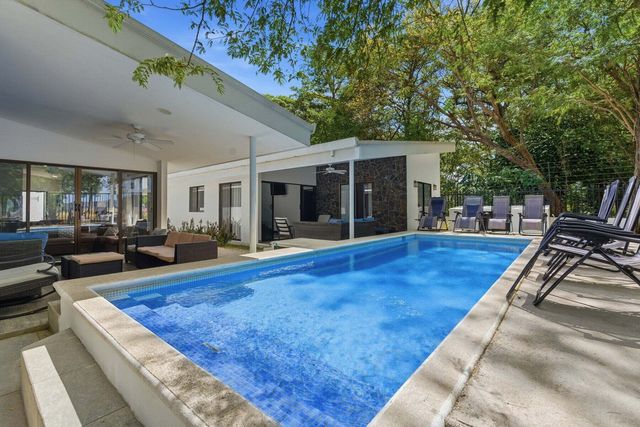 Prime Oceanfront Living Space, Flamingo