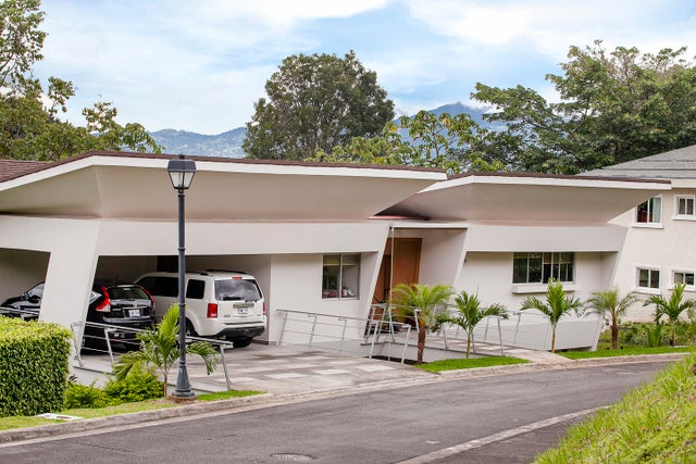 Custom Built Modern Home In Hacienda El Gregal, Curridabat