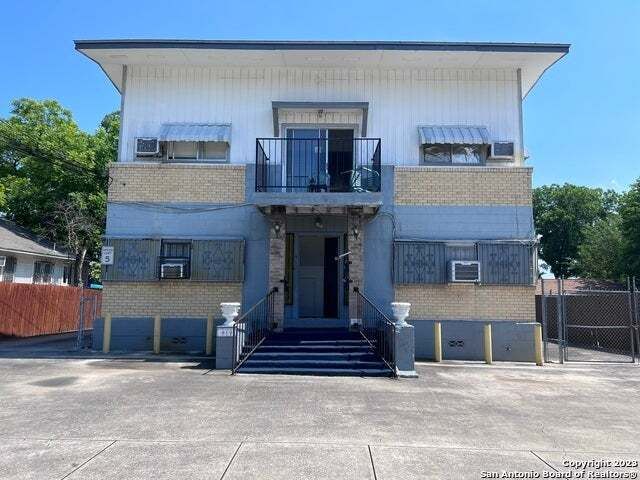 912 W Russell Pl 3, San Antonio