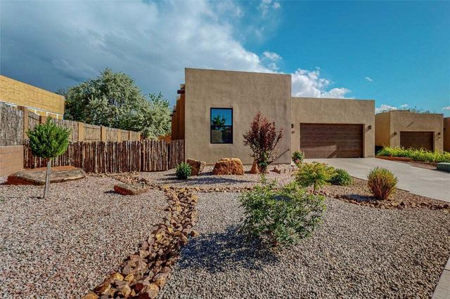 422 Calle Bonita, Santa Fe