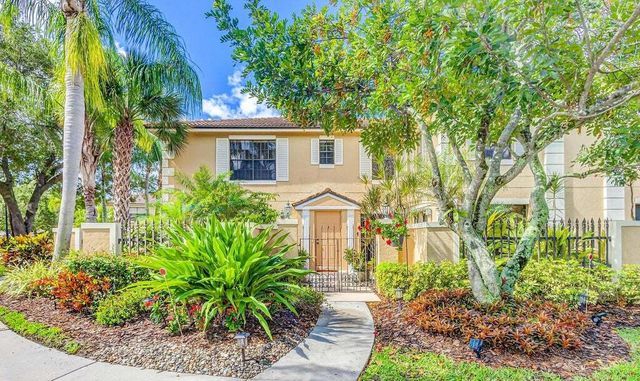 351 Prestwick Cir #2, Palm Beach Gardens