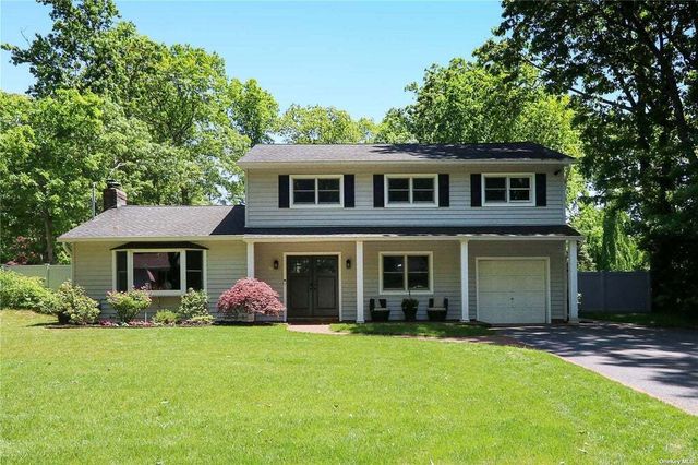 66 River Heights Drive, Smithtown