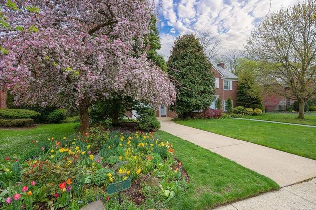 33 Surrey Lane, Rockville Centre
