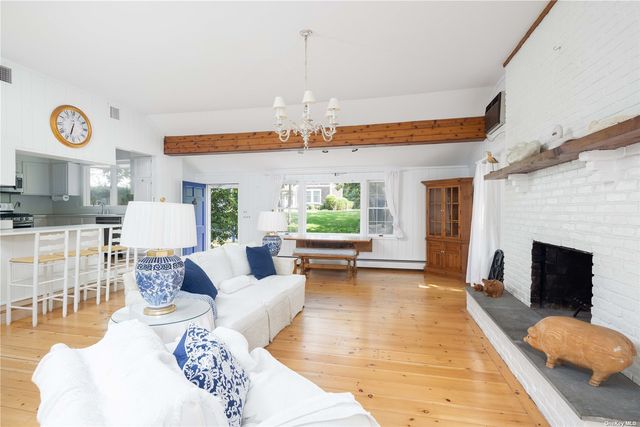 1 Castle View, Westhampton