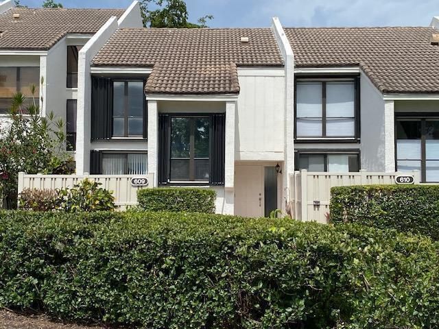 609 Bridgewood Dr, Boca Raton