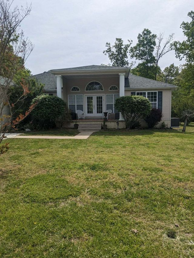380 Station Dr, Waverly