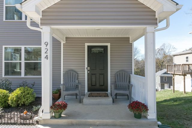 924 E Happy Hollow Dr, Clarksville