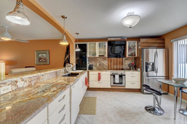 5631 Fairway Park Dr #203, Boynton Beach