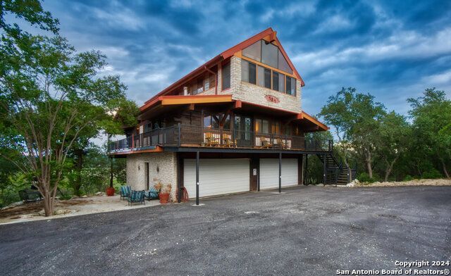121 Private Road 2605, Mico