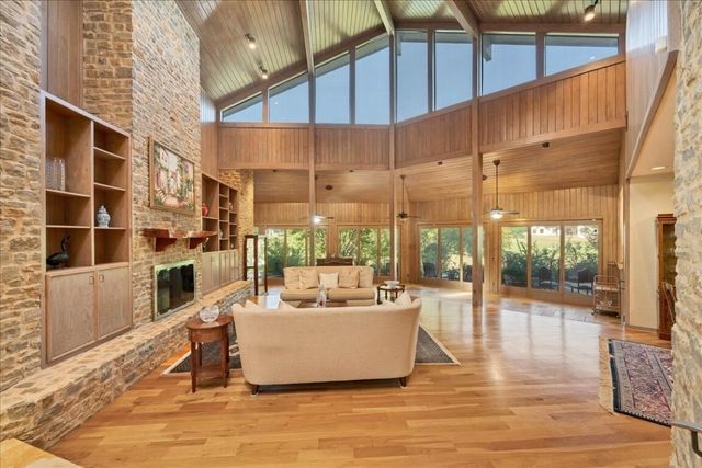 100 Silver Spur, Horseshoe Bay