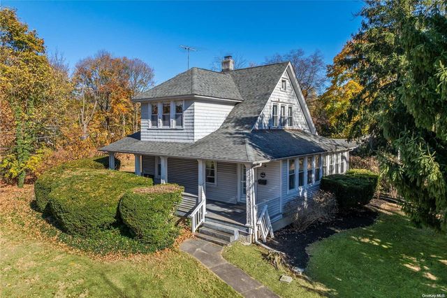 22 Broadway, Greenlawn