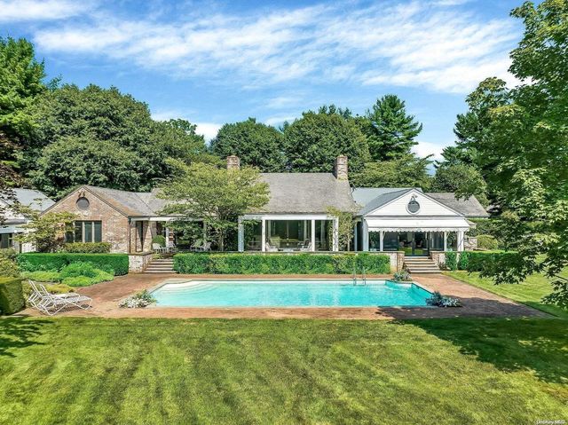 16 Cherrywood Road, Locust Valley