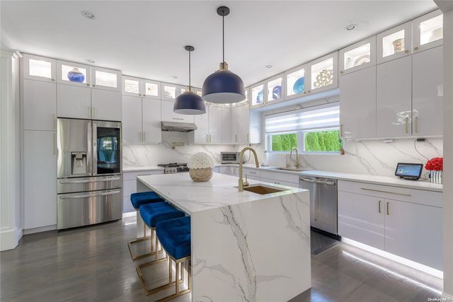 102 Shadyside Avenue, Port Washington