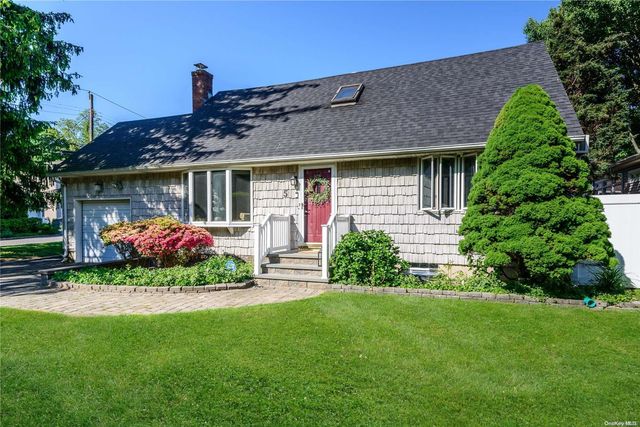 5 Lone Oak Drive, Centerport