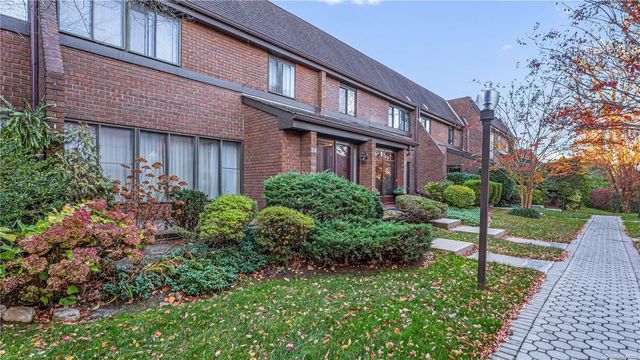 34 Chestnut Hill # 34, Roslyn
