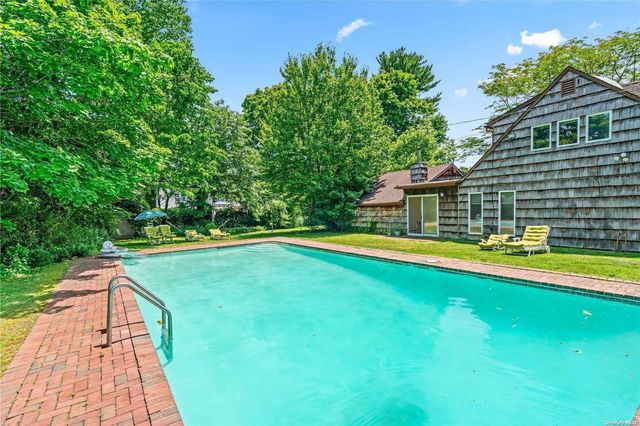 1 Snapdragon Lane, Roslyn Heights