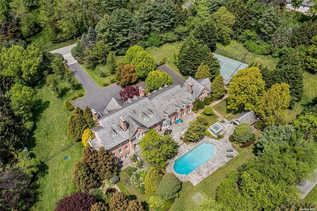 35 Applegreen Drive, Old Westbury