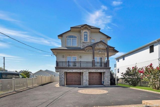 83 Central Ave, Amityville