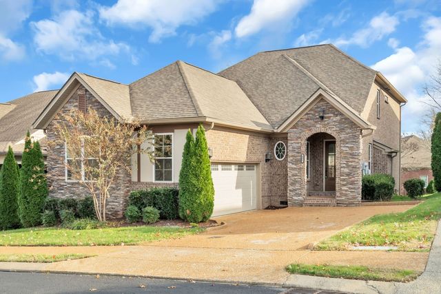 996 Golf Club Ln E, Hendersonville