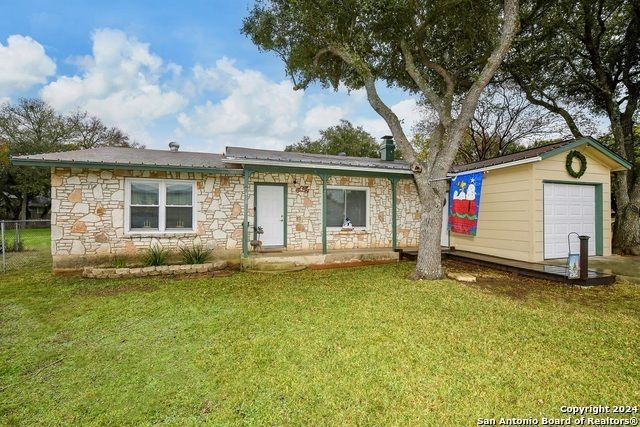 418 Paradise Dr, Canyon Lake