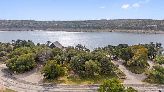 18401 Lakepoint Circle, Point Venture