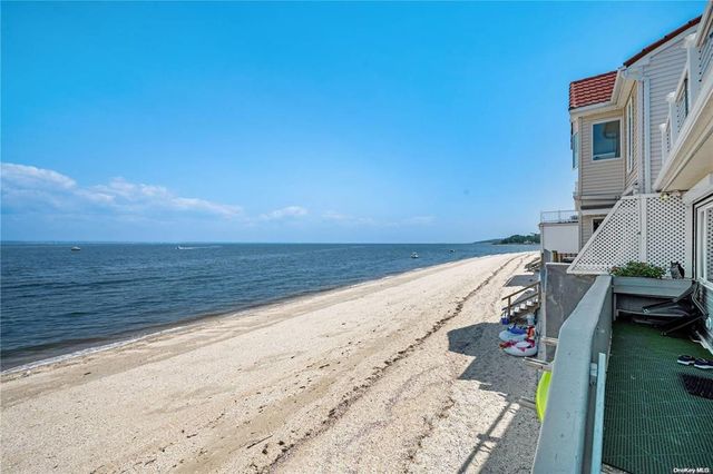 19 Pine Ln, Bayville